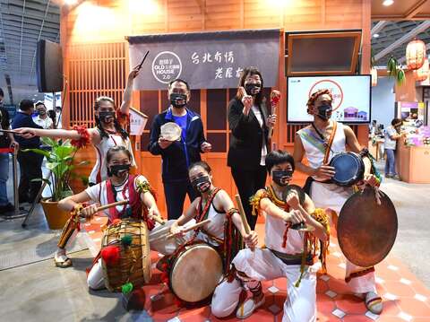 蔡炳坤副市長、李麗珠副局長參與身聲劇團復古懷舊的演出，與民衆感受臺北老房子的無限魅力