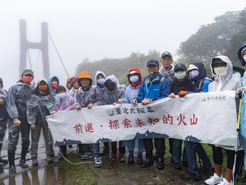 參加臺北大縱走第二場活動的民眾在菁山吊橋前合照。