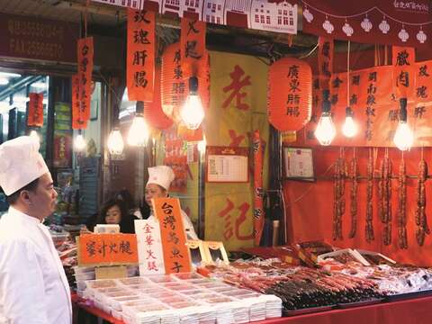 One of the traditions of the Lunar New Year is to shop for New Year goods such as jerky and sausages. (Photo/Yengping)