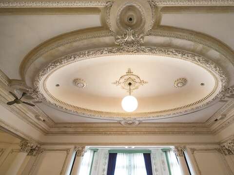 The oval ceiling is decorated with stucco sculptures, displaying fine craftsmanship that stands out in any age.