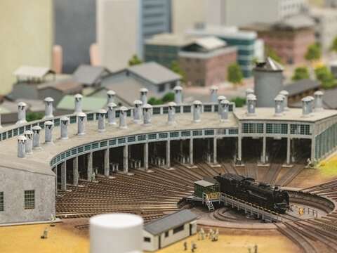 The mini railway model gives people a glimpse of the train entering the fan-shaped garage for maintenance and overhaul.