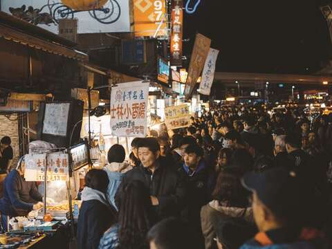 Shilin Night Market is the place to go when locals and tourists alike want to enjoy some great food or just feel the big city vibes. (Photo/Max Oh)