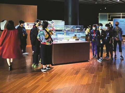 The National Palace Museum has taken the sight lines of people in wheelchairs into consideration when designing their lower display tables. (Photo/Taiwan Scene)