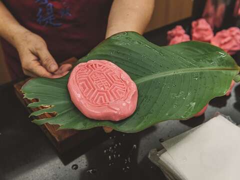 The pattern of this red turtle cake was imprinted using a handcrafted wooden mold.