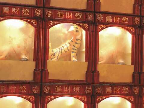 いくつかの寺廟では参拝者の運気や金運上昇の祈願をするために、虎爺に光を灯すサービスを提供しています。