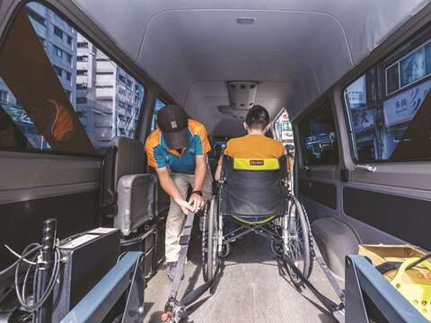 介護者と被介護者がくつろぎながら旅行ができるように、多扶仮期では複数台の車椅子を収納できる高水準な送迎車を完備しています。