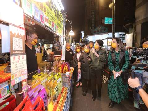 黃珊珊副市長(右二)與知名藝人莎莎(右一)於艋舺夜市與民眾熱烈互動
