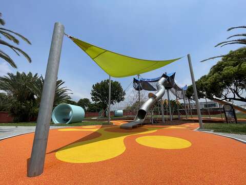 新生公園に子供の遊び場がオープン