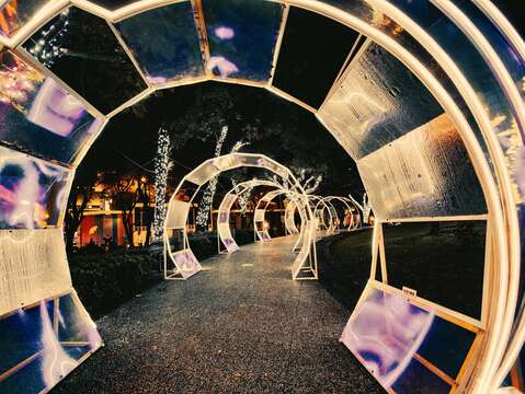 松壽公園透明的水晶隧道，帶你穿梭虛實之間，美不勝收。