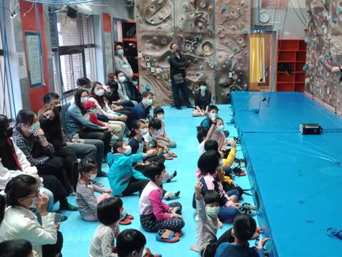 台北市青发处将於明年1月1日起，委由新营运团队经营管理，并规划开办一系列初级攀岩课程，让更多大、小朋友可以一起体验攀岩的美好。