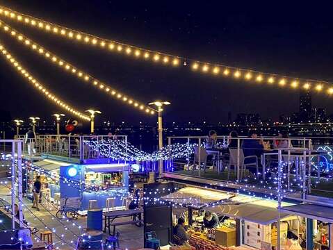 大稻埕碼頭貨櫃市集 聖誕燈飾超級浪漫