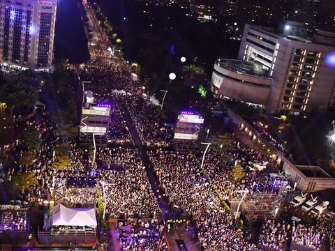 2022臺北跨年晚會人潮擠滿北市府府前廣場，現場沉浸歡騰氛圍。