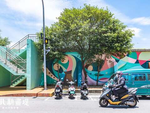 堤壁彩繪《松山故事》位於彩虹橋兩旁松河街112至158號間