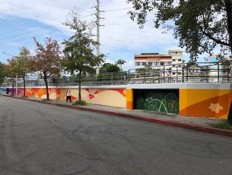 大坑街道堤壁由藝術家吳介民設計