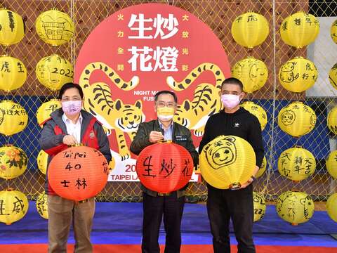 (由左至右)简哲宏副秘书长、蔡炳坤副市长、2022台北灯节创意总监李明道AKIBO