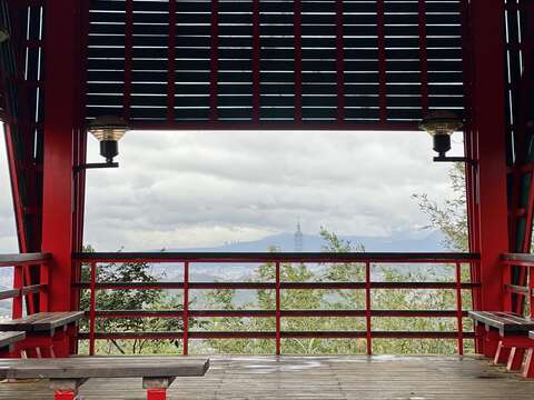 十二生肖園區山頂的「綠能涼亭」，將臺北101等景色盡收眼底