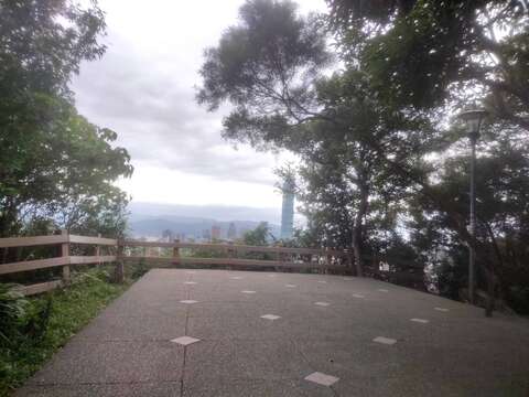 福州山公园观景平台可远眺台北101大楼