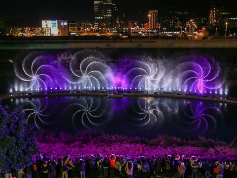 2022台北燈節「水火共舞聲光劇場」將水、地、空三景完美結合.吸引大批民眾搶拍