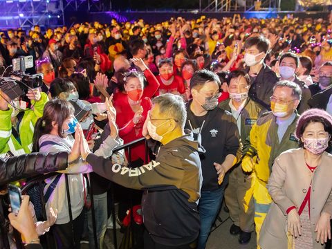 台北市柯文哲市長偕同夫人陳佩琪至2022台北燈節開幕式現場.與民眾熱情互動