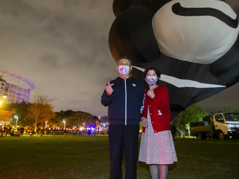 台北市柯文哲市長與夫人陳佩琪於熊讚熱氣球可愛合影