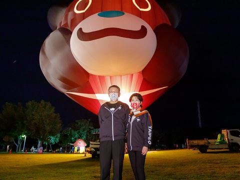 台北市市長柯文哲與夫人陳佩琪與首次在台北登場的熊讚熱氣球前甜蜜合影
