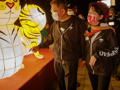 台北市市長柯文哲與夫人陳佩琪於傳統花燈競賽燈區欣賞作品