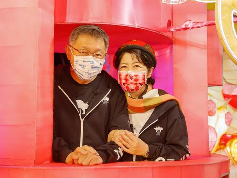台北市市長柯文哲與夫人陳佩琪與上海市今年的主題花燈「上海童樂園」甜蜜拍照留念