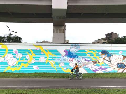 臺灣藍鵲為彩繪堤壁的隱藏版驚喜