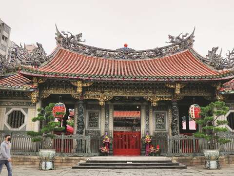 Filled with ancient artworks, Longshan Temple has long been a place for locals to seek inner peace.