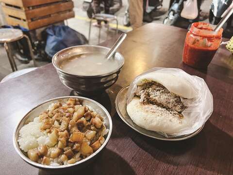 From braised pork rice to guabao, Yansan Night Market has various authentic street foods on offer.
