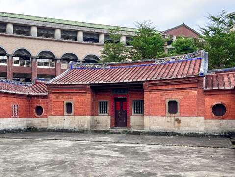 台北市内の学校の中には、閩南式住宅の濂讓居が完璧な状態で残っています。