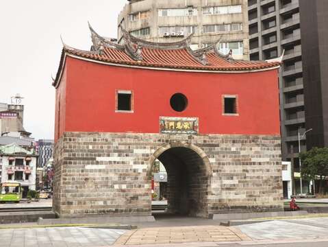 北門は台北を代表する古蹟の1つで、典型的な赤レンガの建築物です。