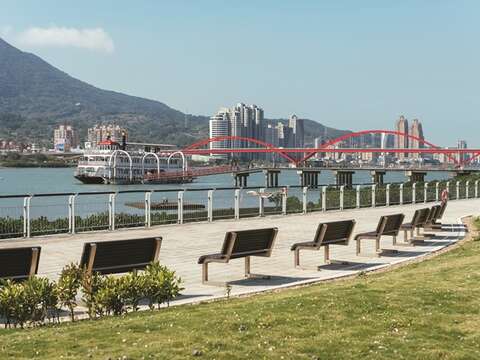 The riverside facilities at Guandu Wharf were recently reconstructed, making the surrounding area perfect for a relaxing walk.