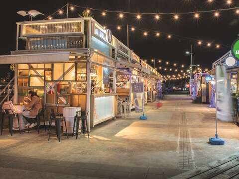 Start your chill evening at the food stands made from shipping containers at Dadaocheng Wharf.