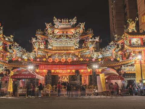 Songshan Ciyou Temple and Raohe Night Market are vital parts of the local history of Songshan.