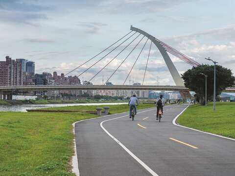 Many people enjoy activities such as cycling, jogging or even water sports at Dajia Riverside Park.