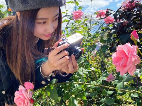 透過跟花朵的交錯合影，就可以拍出日式小清新的風格美照。