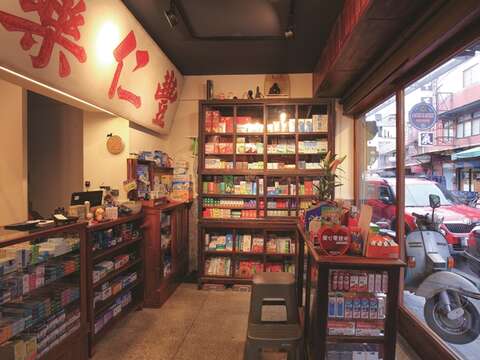 Feng Jen Pharmacy encapsulates the charming rusticity of an old Taipei building. (Photo/Smooth Worksite)