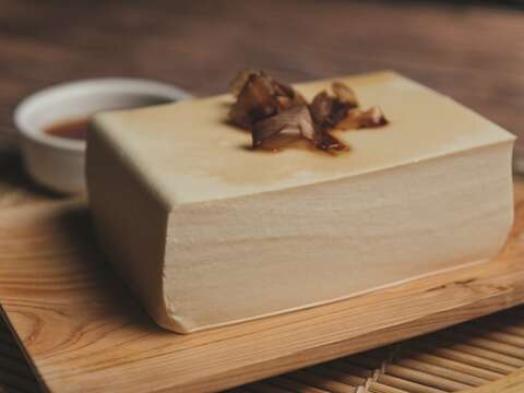 万味の看板メニューである絹ごし豆腐は、醤油と鰹節の組み合わせでお召し上がりください。