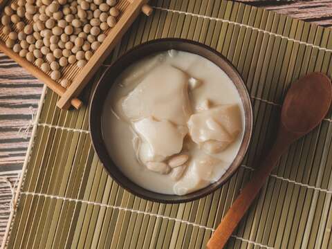 豆花は香ばしい豆乳に浸して食べるのが本格的な台湾の食べ方です。