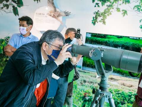 北市政府柯文哲市長使用大型望遠鏡賞鳥。