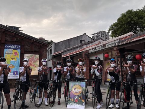 吳俊星與在台印尼移工單車社團騎乘單車暢遊台北市