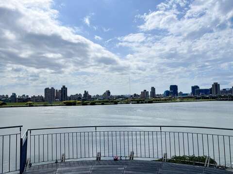 迪化休閒運動公園大地重現陸橋上欣賞波光粼粼的淡水河美景