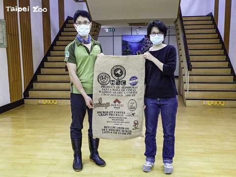 台北市立動物園 麻袋を使って動物を保護