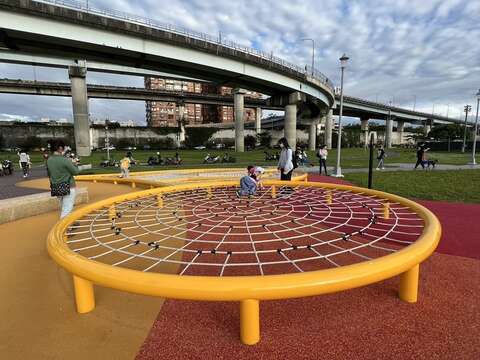 双园河滨公园儿童游戏场开放