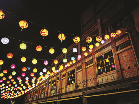 In 2020, Lao Mian Cheng designed many colorful lanterns for Lunar Valentine’s Day in Taipei, lighting up the entire Dadaocheng community. (Photo/Department of Information and Tourism, Taipei City Government)