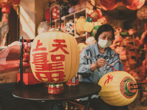 Many old shops with a century or more of history in Taipei continue their profession with passion, keeping traditional skills and spirits alive.