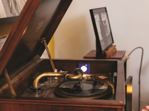 1920年代に制作された蓄音機は王氏の秘蔵コレクションの1つで、ターンテーブルからスタイラスに至るまで良好な状態で保存されています。