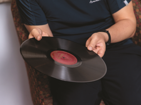 シェラック盤は脆く壊れやすいですが、貴重な音源が数多く記録されています。