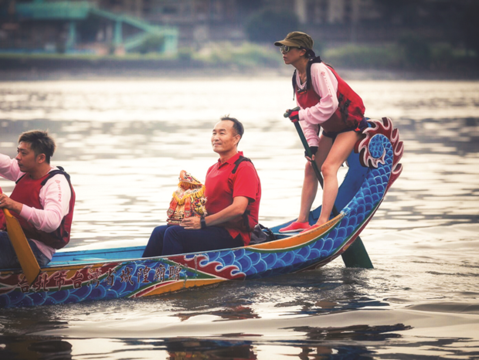 霞海城隍はドラゴンボートレースの前に淡水河を巡行し、レースの安全を祈願します。